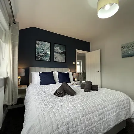 Modern 3-Bed Stay-Away-Home Sleeps 6 Nr Manchester-3
